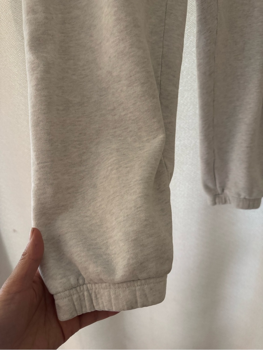 Aritzia TNA Cozy Fleece Boyfriend Jogger Sweatpants Gray Heather Size Small - Picture 5 of 10